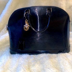 Luis Vuitton Epi Alma GM Black in VERY GOOD CONDITION